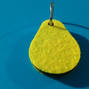 Sárga filces kulcstartó, csepp formájú fa alappal. Vidám, energikus posztó hatású felülettel. - táska & tok - kulcstartó & táskadísz - kulcstartó - Meska.hu