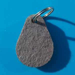 Szürke filces kulcstartó csepp formájú fa alappal. Visszafogott, minimalista posztó hatású felülettel., Táska & Tok, Kulcstartó & Táskadísz, Kulcstartó, Ékszerkészítés, Gravírozás, pirográfia, MESKA