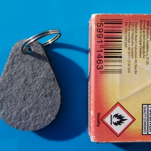 Szürke filces kulcstartó csepp formájú fa alappal. Visszafogott, minimalista posztó hatású felülettel. - táska & tok - kulcstartó & táskadísz - kulcstartó - Meska.hu