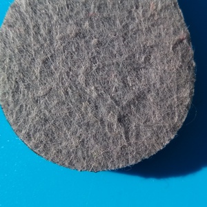 Szürke filces kulcstartó csepp formájú fa alappal. Visszafogott, minimalista posztó hatású felülettel. - táska & tok - kulcstartó & táskadísz - kulcstartó - Meska.hu