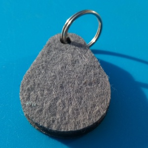 Szürke filces kulcstartó csepp formájú fa alappal. Visszafogott, minimalista posztó hatású felülettel. - táska & tok - kulcstartó & táskadísz - kulcstartó - Meska.hu