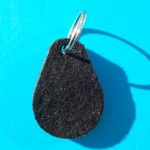 Fekete filces kulcstartó. Elegáns posztó szerű felület, gravírozott alappal. , Táska & Tok, Kulcstartó & Táskadísz, Kulcstartó, Ékszerkészítés, Gravírozás, pirográfia, MESKA