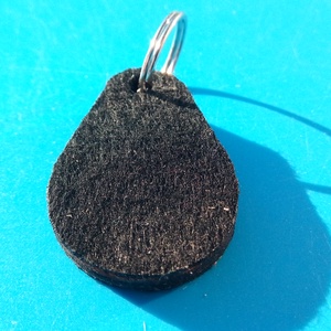 Fekete filces kulcstartó. Elegáns posztó szerű felület, gravírozott alappal.  - táska & tok - kulcstartó & táskadísz - kulcstartó - Meska.hu