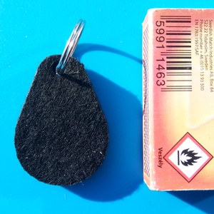 Fekete filces kulcstartó. Elegáns posztó szerű felület, gravírozott alappal.  - táska & tok - kulcstartó & táskadísz - kulcstartó - Meska.hu