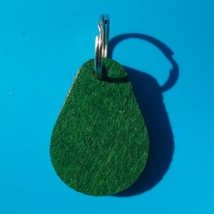 Zöld filces kulcstartó csepp formájú fa alappal. Természetközeli, posztó hatású felülettel., Táska & Tok, Kulcstartó & Táskadísz, Kulcstartó, Ékszerkészítés, Gravírozás, pirográfia, MESKA