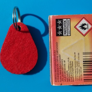 Piros filces kulcstartó csepp formájú fa alappal. Élénk, figyelemfelkeltő posztó hatású felülettel. - táska & tok - kulcstartó & táskadísz - kulcstartó - Meska.hu