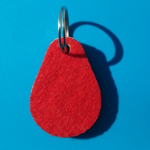 Piros filces kulcstartó csepp formájú fa alappal. Élénk, figyelemfelkeltő posztó hatású felülettel., Táska & Tok, Kulcstartó & Táskadísz, Kulcstartó, Ékszerkészítés, Gravírozás, pirográfia, MESKA