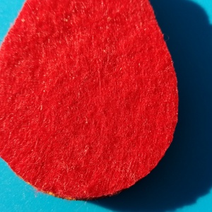 Piros filces kulcstartó csepp formájú fa alappal. Élénk, figyelemfelkeltő posztó hatású felülettel. - táska & tok - kulcstartó & táskadísz - kulcstartó - Meska.hu