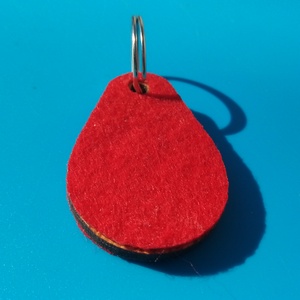 Piros filces kulcstartó csepp formájú fa alappal. Élénk, figyelemfelkeltő posztó hatású felülettel. - táska & tok - kulcstartó & táskadísz - kulcstartó - Meska.hu