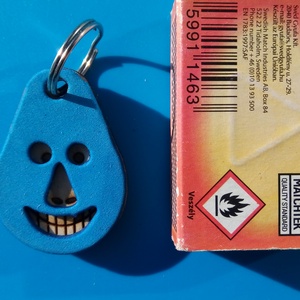 Kék, Vidám Busó kulcstartó. Gumírozott felület, gravírozott alappal. Vidámaknak jár, búsulóknak vidító ajándék. - táska & tok - kulcstartó & táskadísz - kulcstartó - Meska.hu