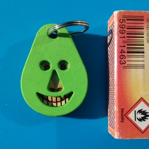 Zöld, Vidám Busó kulcstartó. Gumírozott felület, gravírozott alappal. Vidámaknak jár, búsulóknak vidító ajándék. - táska & tok - kulcstartó & táskadísz - kulcstartó - Meska.hu