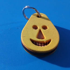 Sárga, Vidám Busó kulcstartó. Gumírozott felület, gravírozott alappal. Vidámaknak jár, búsulóknak vidító ajándék. - táska & tok - kulcstartó & táskadísz - kulcstartó - Meska.hu