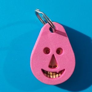 Rózsaszín, Vidám Busó kulcstartó. Gumírozott felület, gravírozott alappal. Vidámaknak jár, búsulóknak vidító ajándék., Táska & Tok, Kulcstartó & Táskadísz, Kulcstartó, Ékszerkészítés, Gravírozás, pirográfia, MESKA