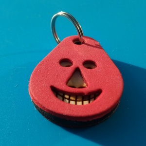 Piros, Vidám Busó kulcstartó. Gumírozott felület, gravírozott alappal. Vidámaknak jár, búsulóknak vidító ajándék. - táska & tok - kulcstartó & táskadísz - kulcstartó - Meska.hu