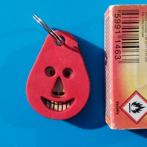 Piros, Vidám Busó kulcstartó. Gumírozott felület, gravírozott alappal. Vidámaknak jár, búsulóknak vidító ajándék. - táska & tok - kulcstartó & táskadísz - kulcstartó - Meska.hu