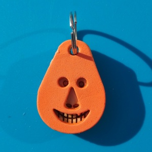 Narancssárga, Vidám Busó kulcstartó. Gumírozott felület gravírozott alappal. Vidámaknak jár, búsulóknak vidító ajándék, Táska & Tok, Kulcstartó & Táskadísz, Kulcstartó, Ékszerkészítés, Gravírozás, pirográfia, MESKA