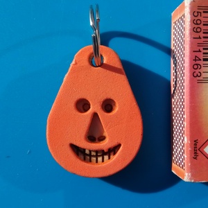 Narancssárga, Vidám Busó kulcstartó. Gumírozott felület gravírozott alappal. Vidámaknak jár, búsulóknak vidító ajándék - táska & tok - kulcstartó & táskadísz - kulcstartó - Meska.hu