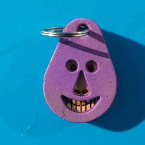 Lila, Vidám Busó kulcstartó. Gumírozott felület, gravírozott alappal. Vidámaknak jár, búsulóknak vidító ajándék., Táska & Tok, Kulcstartó & Táskadísz, Kulcstartó, Ékszerkészítés, Gravírozás, pirográfia, MESKA