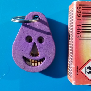 Lila, Vidám Busó kulcstartó. Gumírozott felület, gravírozott alappal. Vidámaknak jár, búsulóknak vidító ajándék. - táska & tok - kulcstartó & táskadísz - kulcstartó - Meska.hu