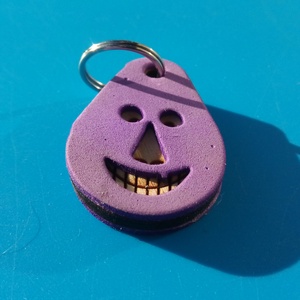 Lila, Vidám Busó kulcstartó. Gumírozott felület, gravírozott alappal. Vidámaknak jár, búsulóknak vidító ajándék. - táska & tok - kulcstartó & táskadísz - kulcstartó - Meska.hu