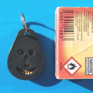 Fekete, Bankrabló Busó kulcstartó. Gumírozott felület, gravírozott alappal. Vidámaknak jár, búsulóknak vidító ajándék. - táska & tok - kulcstartó & táskadísz - kulcstartó - Meska.hu