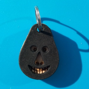 Fekete, Bankrabló Busó kulcstartó. Gumírozott felület, gravírozott alappal. Vidámaknak jár, búsulóknak vidító ajándék., Táska & Tok, Kulcstartó & Táskadísz, Kulcstartó, Ékszerkészítés, Gravírozás, pirográfia, MESKA