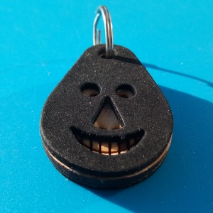 Fekete, Bankrabló Busó kulcstartó. Gumírozott felület, gravírozott alappal. Vidámaknak jár, búsulóknak vidító ajándék. - táska & tok - kulcstartó & táskadísz - kulcstartó - Meska.hu