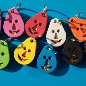 Fehér, Vidám Busó kulcstartó. Gumírozott felület, gravírozott alappal. Vidámaknak jár, búsulóknak vidító ajándék. - táska & tok - kulcstartó & táskadísz - kulcstartó - Meska.hu