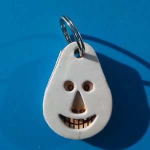 Fehér, Vidám Busó kulcstartó. Gumírozott felület, gravírozott alappal. Vidámaknak jár, búsulóknak vidító ajándék., Táska & Tok, Kulcstartó & Táskadísz, Kulcstartó, Ékszerkészítés, Gravírozás, pirográfia, MESKA