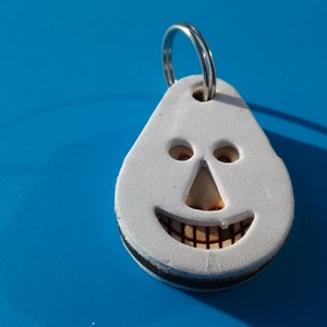 Fehér, Vidám Busó kulcstartó. Gumírozott felület, gravírozott alappal. Vidámaknak jár, búsulóknak vidító ajándék. - táska & tok - kulcstartó & táskadísz - kulcstartó - Meska.hu