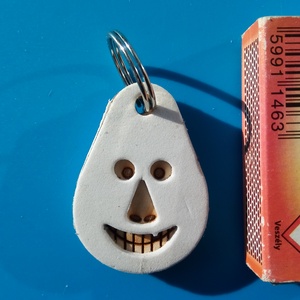 Fehér, Vidám Busó kulcstartó. Gumírozott felület, gravírozott alappal. Vidámaknak jár, búsulóknak vidító ajándék. - táska & tok - kulcstartó & táskadísz - kulcstartó - Meska.hu