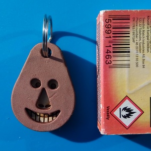 Barna, Vidám Busó kulcstartó. Gumírozott felület, gravírozott alappal. Vidámaknak jár, búsulóknak vidító ajándék. - táska & tok - kulcstartó & táskadísz - kulcstartó - Meska.hu