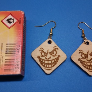 Gonosz vigyor vagy szende szűz? Fülbevaló mind. Vicces, humoros, vidám felnőttnek, fiatalnak. Szilveszterre, házibuliba., Esküvő, Ékszer, Fülbevaló, Gravírozás, pirográfia, MESKA