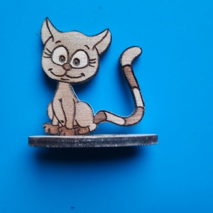 Lökött macska vitrindísz. Cica figura. Gyereknek éjjeliszekrényre, vitrinbe, karácsonyfa alá. Egyedi talp felirat. Kérd! - esküvő - dekoráció - asztaldísz - Meska.hu