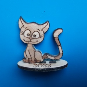 Lökött macska vitrindísz. Cica figura. Gyereknek éjjeliszekrényre, vitrinbe, karácsonyfa alá. Egyedi talp felirat. Kérd!, Esküvő, Dekoráció, Asztaldísz, Gravírozás, pirográfia, MESKA