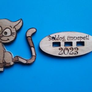 Lökött macska vitrindísz. Cica figura. Gyereknek éjjeliszekrényre, vitrinbe, karácsonyfa alá. Egyedi talp felirat. Kérd! - esküvő - dekoráció - asztaldísz - Meska.hu