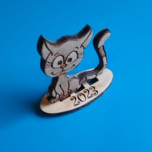 Lökött macska vitrindísz. Cica figura. Gyereknek éjjeliszekrényre, vitrinbe, karácsonyfa alá. Egyedi talp felirat. Kérd! - esküvő - dekoráció - asztaldísz - Meska.hu