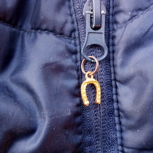 Zipzárdísz szettek, 4 db/szett. Patkó és Eiffel torony. Kabát, mellény, táska, pénztárca, bőr kulcstartó zipzárra dísz., Ruha & Divat, Páros szett, Anya-lánya szett, Gravírozás, pirográfia, Ékszerkészítés, MESKA