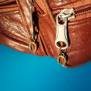 Zipzárdísz szettek, 4 db/szett. Patkó és Eiffel torony. Kabát, mellény, táska, pénztárca, bőr kulcstartó zipzárra dísz. - ruha & divat - páros szett - anya-lánya szett - Meska.hu