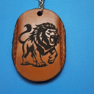 Oroszlános kulcstartó. Oroszlán rajongóknak. Műbőr anyagra. Férfinak, fiúnak, Afrika vadásznak, állatidomárnak, ajándék., Táska & Tok, Kulcstartó & Táskadísz, Kulcstartó, Ékszerkészítés, Gravírozás, pirográfia, MESKA
