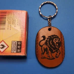 Oroszlános kulcstartó. Oroszlán rajongóknak. Műbőr anyagra. Férfinak, fiúnak, Afrika vadásznak, állatidomárnak, ajándék. - táska & tok - kulcstartó & táskadísz - kulcstartó - Meska.hu
