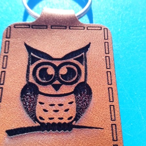 Baglyos bagoly mintás műbőr kulcstartó. Tudós bagollyal mintázva. Állatbarátnak, fiúnak, férfinak, nőnek, gyereknek. - táska & tok - kulcstartó & táskadísz - kulcstartó - Meska.hu