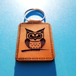 Bagoly mintás bőr hatású kulcstartó. Baglyos kulcsdisz férfinak, gyereknek, fiúnak, könyvmolynak. - táska & tok - kulcstartó & táskadísz - kulcstartó - Meska.hu