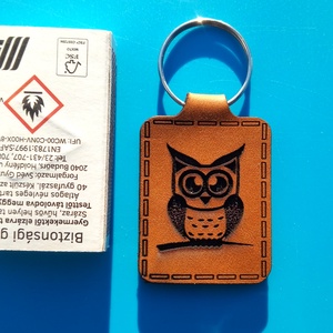 Bagoly mintás bőr hatású kulcstartó. Baglyos kulcsdisz férfinak, gyereknek, fiúnak, könyvmolynak. - táska & tok - kulcstartó & táskadísz - kulcstartó - Meska.hu