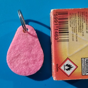 Rózsaszín filces kulcstartó csepp formájú fa alappal. Élénk, figyelemfelkeltő posztó hatású felülettel. - táska & tok - kulcstartó & táskadísz - kulcstartó - Meska.hu