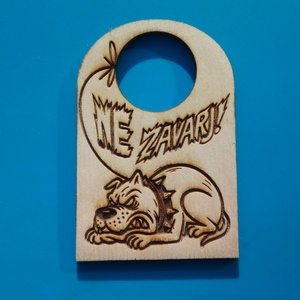 NE ZAVARJ! tábla. Vicces, humoros kutyával, elhallgatott fenyegetéssel. Kutyus rajongónak, Véreb tartónak, Eb imádónak., Esküvő, Dekoráció, Tábla & Jelzés, Gravírozás, pirográfia, MESKA