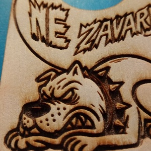 NE ZAVARJ! tábla. Vicces, humoros kutyával, elhallgatott fenyegetéssel. Kutyus rajongónak, Véreb tartónak, Eb imádónak. - esküvő - dekoráció - tábla & jelzés - Meska.hu