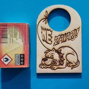 NE ZAVARJ! tábla. Vicces, humoros kutyával, elhallgatott fenyegetéssel. Kutyus rajongónak, Véreb tartónak, Eb imádónak. - esküvő - dekoráció - tábla & jelzés - Meska.hu