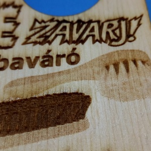 NE ZAVARJ! tábla, kefe mintával. Vicces, humoros szöveggel, sokat sejtető képekkel. - esküvő - dekoráció - tábla & jelzés - Meska.hu