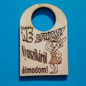 NE ZAVARJ! tábla, nyuszika mintával. Vicces, humoros figyelmeztetés. Ajándék; fiúnak, férfinak, vőlegénynek, barátnak., Esküvő, Dekoráció, Tábla & Jelzés, Gravírozás, pirográfia, MESKA